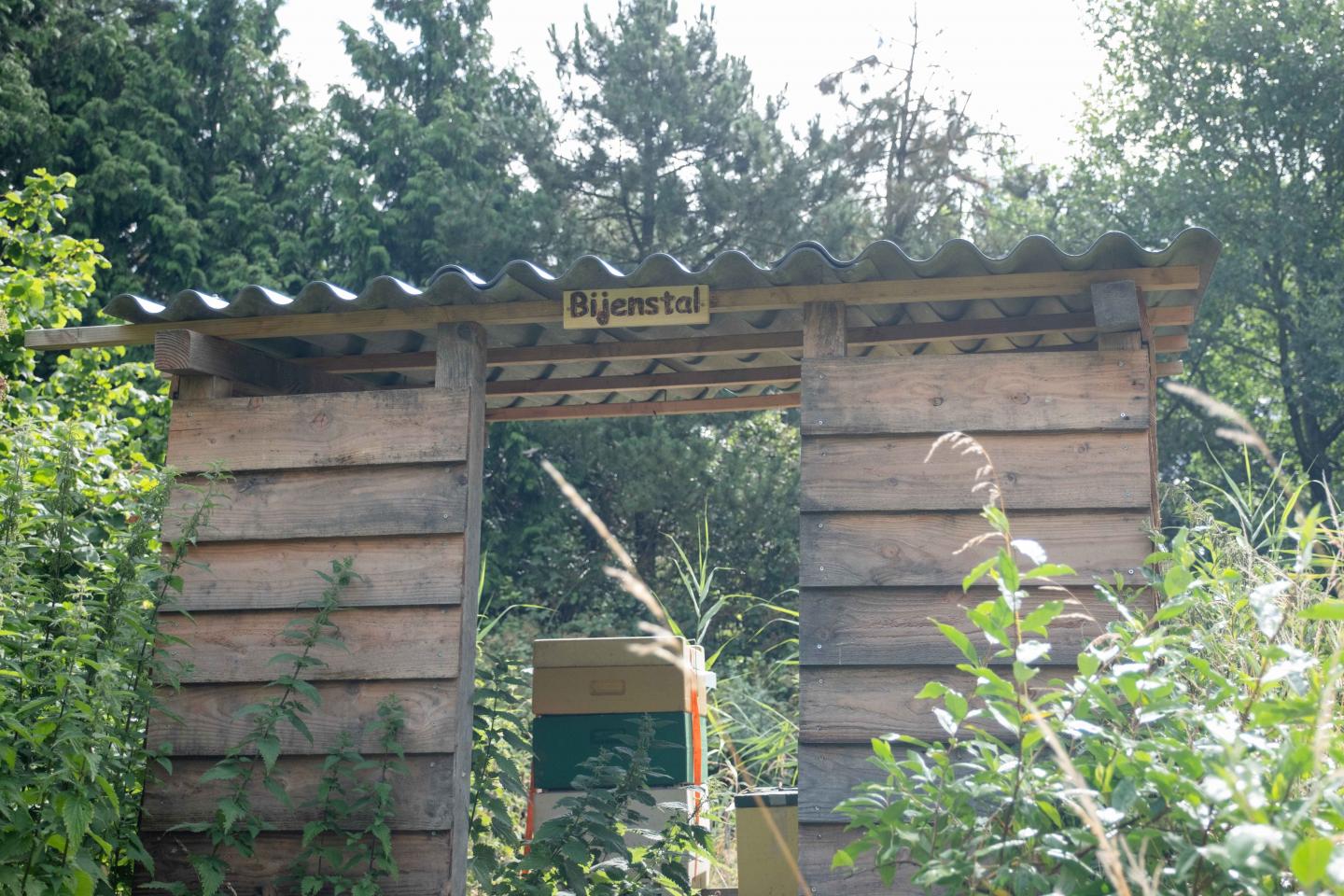 foto van de bijenstal