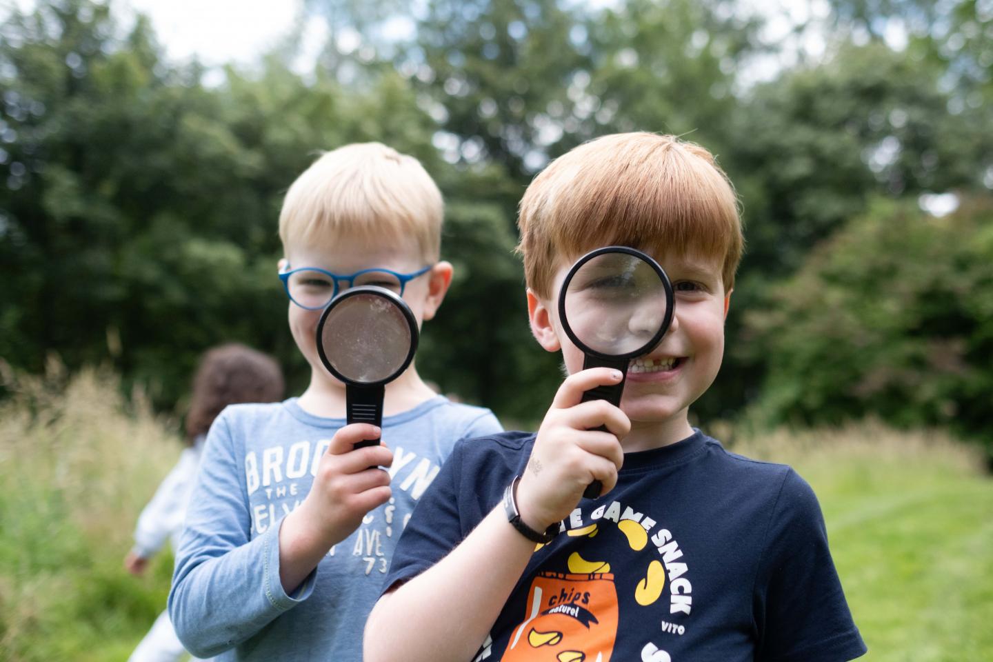 foto van kinderen met een loep