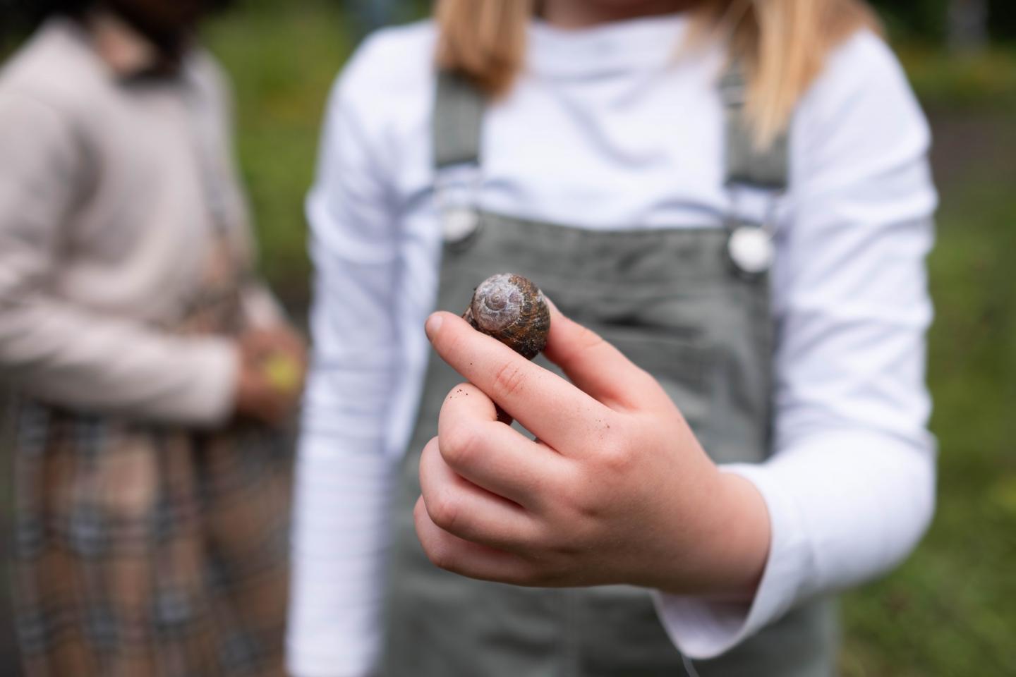 foto van een kind met een slak