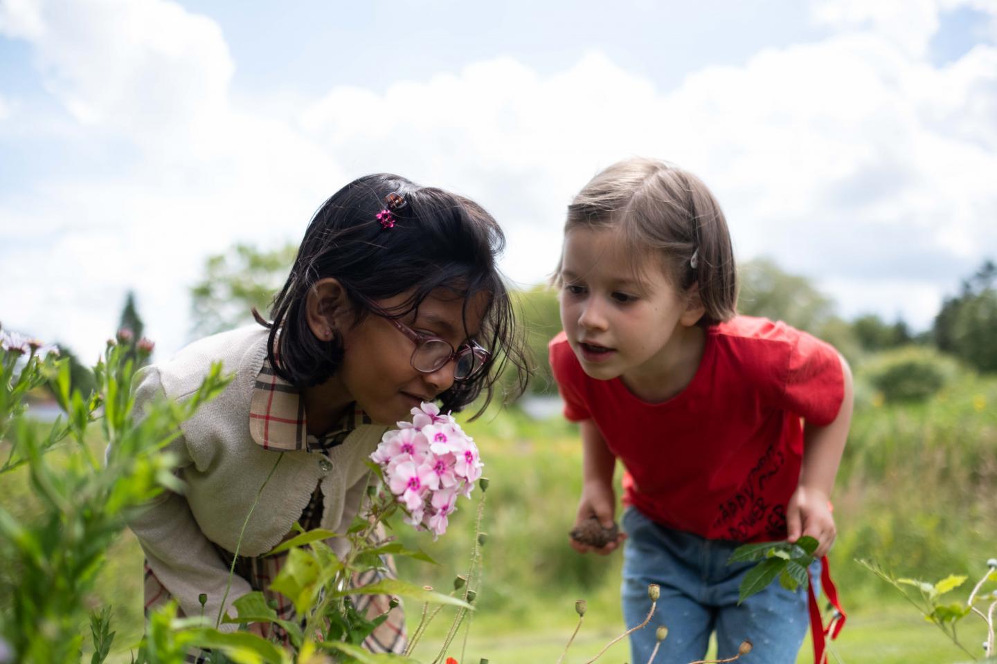 foto van kinderen tussen de bloemen