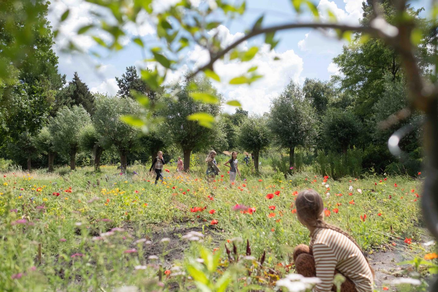 foto van kinderen op de schooltuin