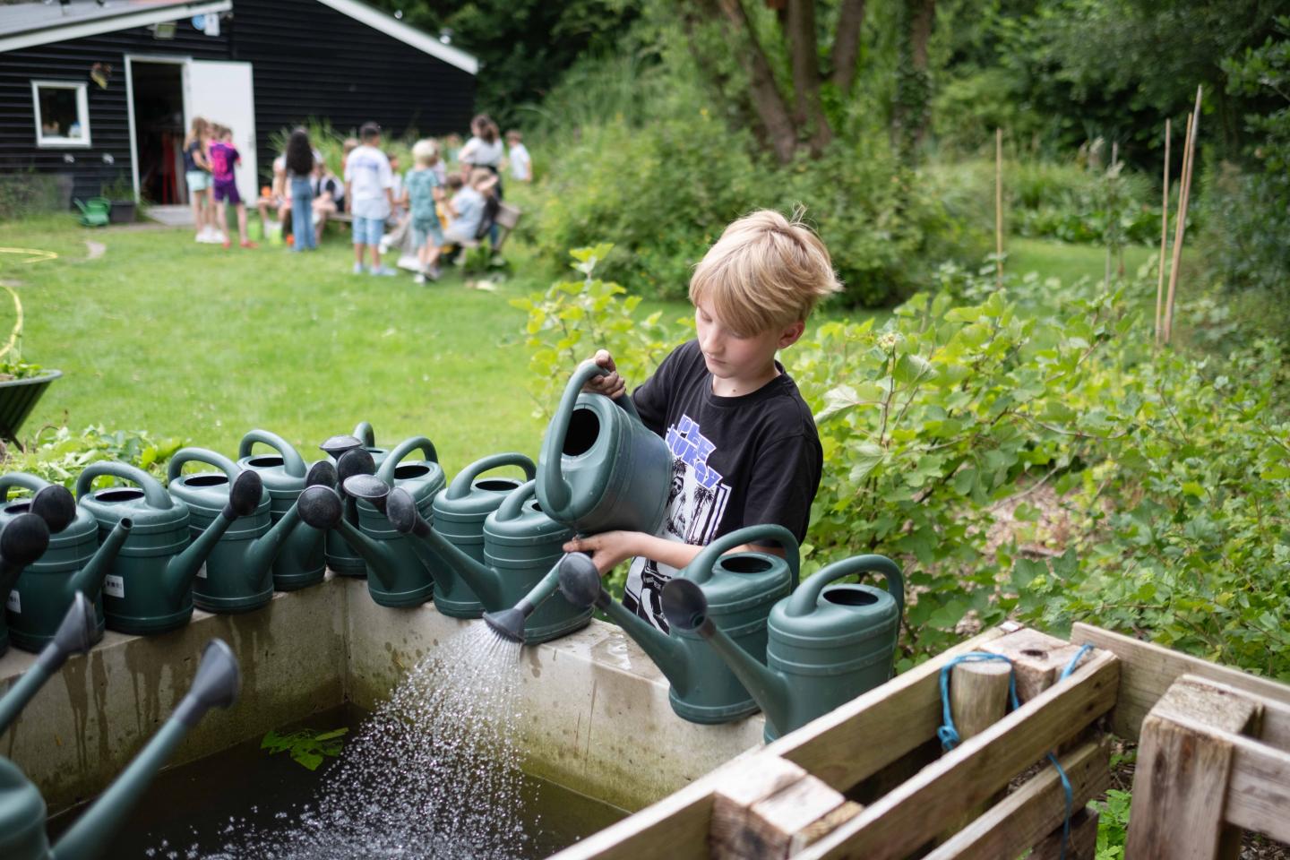 foto van kind bij de waterput