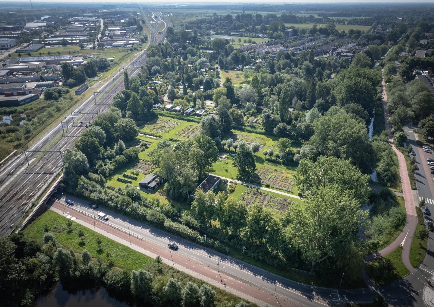 dronebeeld van schooltuin Helpman