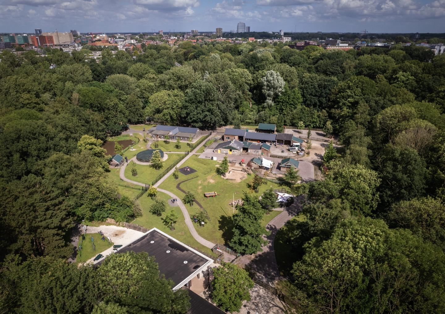 dronebeeld van de kinderboerderij Stadspark