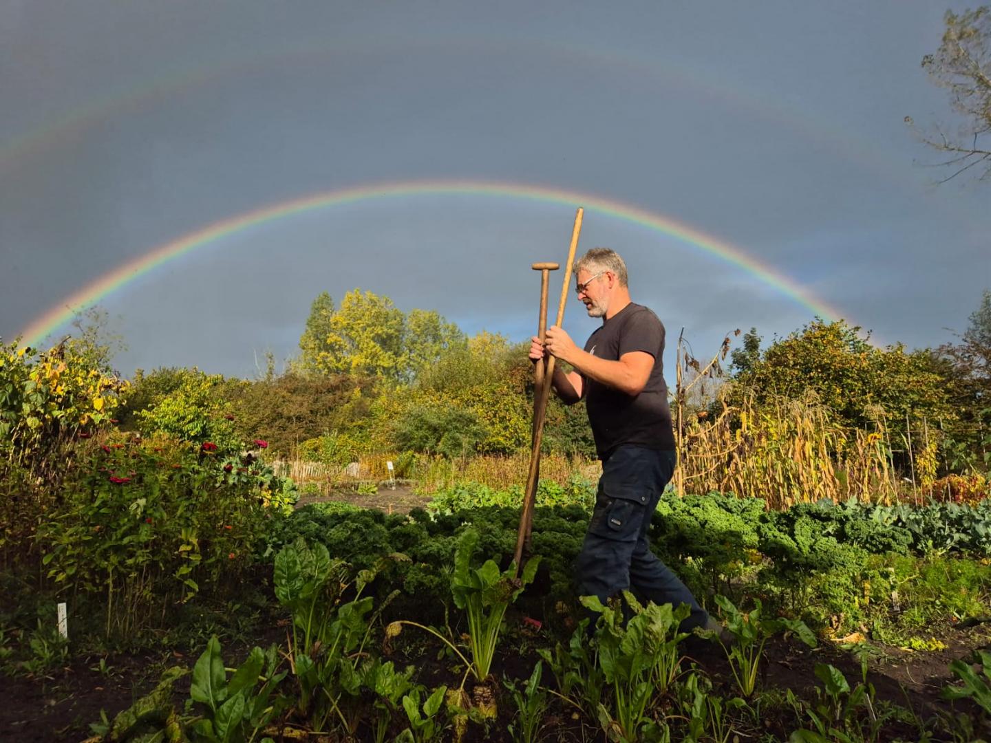 foto van tuinleider Pieter op schooltuin Beijum